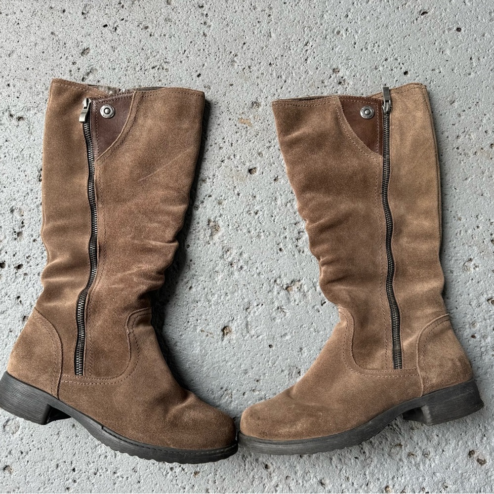 ARTICA women’s boots . Size 8 US .